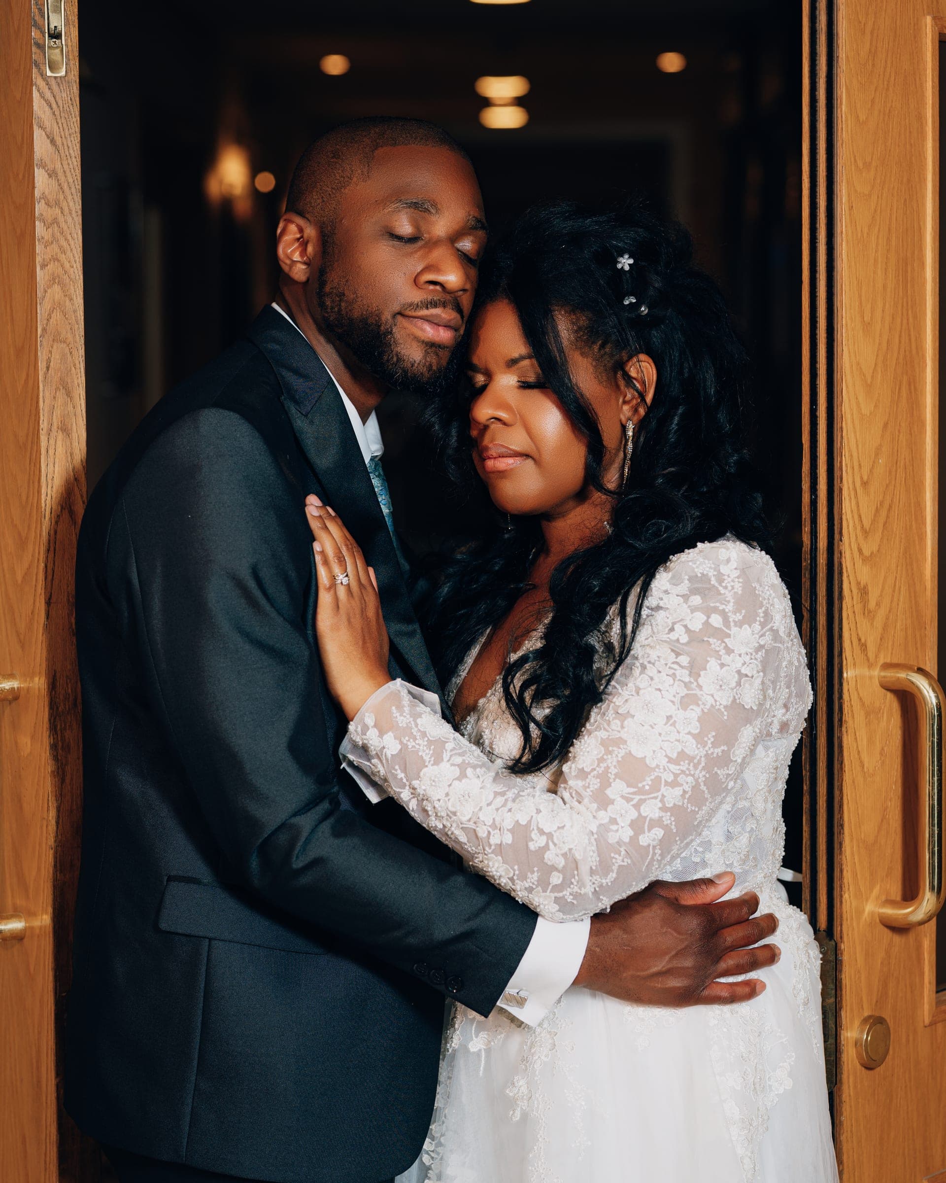 A last embrace in the doorway, both with their eyes closed.